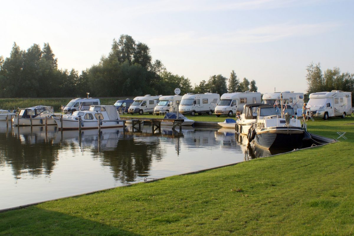 Camperplaats aan het water in Friesland